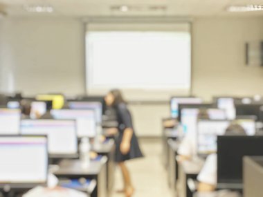 Eðitim konsepti, bilgisayar odasýnda bilgisayar kullanan öðrenci teknolojisinin ve atölyenin bulanýk görüntüsü, çalýþma üniversitesi, ağ iletimi, eðitim konsepti.