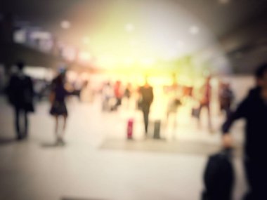 Havaalanı koridorunda yürüyen tanınmayan bir turist.