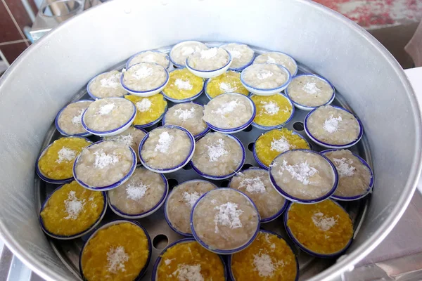 Thailändische Süßigkeiten Aus Kokosmilchpudding Khanom Thuai Genannt Einer Kleinen Porzellantasse — Stockfoto