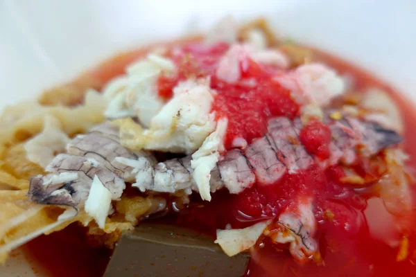 Sup Mie Pedas Yentafo Pedas Dan Panas Dengan Campuran Makanan — Stok Foto