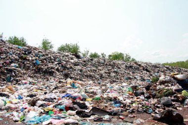 Dağ çöplüğü, büyük ve bozulmuş çöp yığını, pis koku ve zehirli kalıntı yığını, atık plastik şişeler ve çöp veya çöp sahasındaki diğer plastik atık alanları. Kirlilik kavramı.