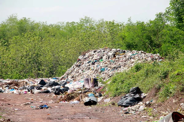 山区垃圾 大而退化的垃圾堆 臭气熏天的垃圾和有毒残渣堆 废塑料瓶和垃圾堆或垃圾填埋场中的其他类型的塑料废物场 污染概念 — 图库照片