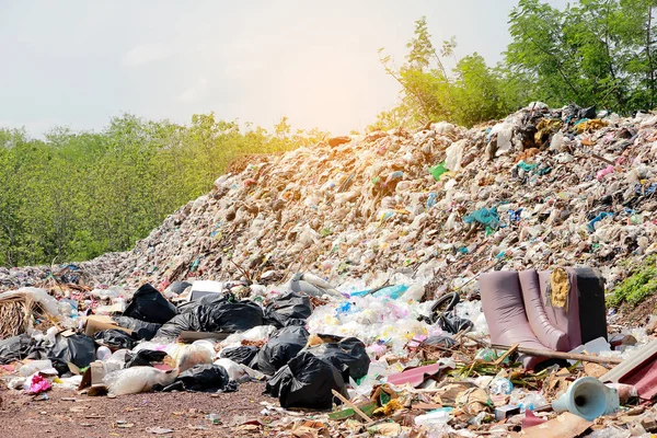 Dağ çöplüğü, büyük ve bozulmuş çöp yığını, pis koku ve zehirli kalıntı yığını, atık plastik şişeler ve çöp veya çöp sahasındaki diğer plastik atık alanları. Kirlilik kavramı.