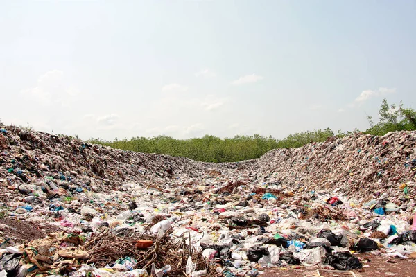 Hegyi Szemét Nagy Leromlott Szemétkupac Bűzös Mérgező Maradványok Műanyag Hulladékok — Stock Fotó