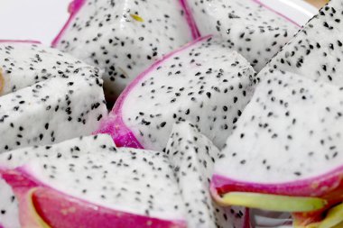 Sağlıklı ejderha meyve veya pitaya adet arka plan, tayland pazarında doku ile güzel taze dilimlenmiş ejderha meyve yakın. Pitaya Cactaceae aile veya Kaktüs bitkidir.