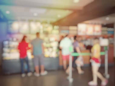 Havaalanı koridorunda yürüyen tanınmayan bir turist.