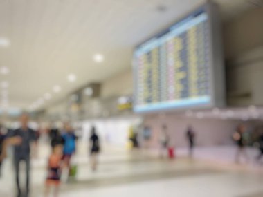 Havaalanı koridorunda yürüyen tanınmayan bir turist.