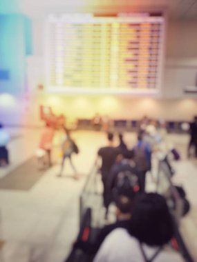 Havaalanı koridorunda yürüyen tanınmayan bir turist.