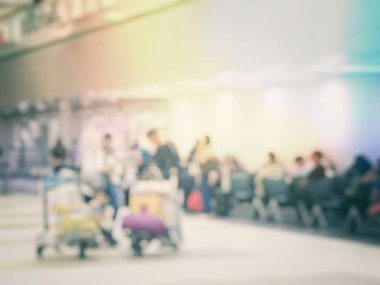 Havaalanı koridorunda yürüyen tanınmayan bir turist.