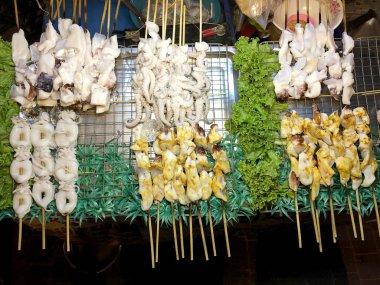 Bangkok Tayland sokak gıda gece pazarında Delicious Izgara kalamar.