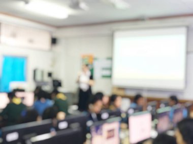 alışveriş merkezleri veya büyük bir alışveriş merkezi önünde yiyecek ve diğer malları satın almak için arka arkaya alışveriş arabaları alışveriş arabaları.