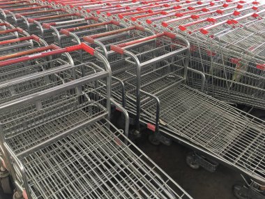 alışveriş merkezleri veya büyük bir alışveriş merkezi önünde yiyecek ve diğer malları satın almak için arka arkaya alışveriş arabaları alışveriş arabaları.