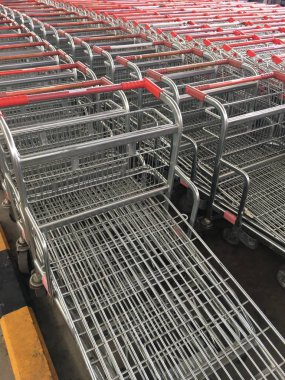 alışveriş merkezleri veya büyük bir alışveriş merkezi önünde yiyecek ve diğer malları satın almak için arka arkaya alışveriş arabaları alışveriş arabaları.