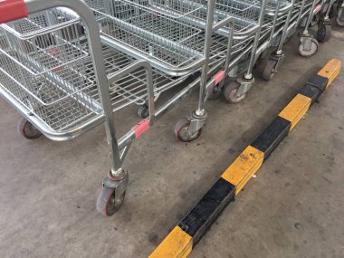alışveriş merkezleri veya büyük bir alışveriş merkezi önünde yiyecek ve diğer malları satın almak için arka arkaya alışveriş arabaları alışveriş arabaları.