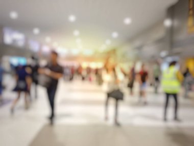 Havaalanı koridorunda yürüyen tanınmayan bir turist.