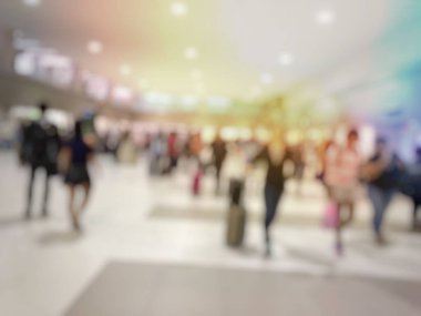 Havaalanı koridorunda yürüyen tanınmayan bir turist.