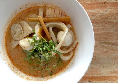 Tay şehriye çorbası, Tom Yum ahşap masada beyaz darbe deniz ürünleri ile. sıcak ve baharatlı gıda Tay Gıda. Üstte görüntü