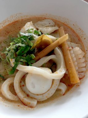 Tay şehriye çorbası, Tom Yum ahşap masada beyaz darbe deniz ürünleri ile. sıcak ve baharatlı gıda Tay Gıda. Üstte görüntü