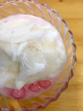 Hindistan cevizi sütü için Gevrek yakut, Sahte Nar Hindistan Cevizi Şurubu ile dondurma ile ahşap masada küçük bir darbe. Tay tatlıSı Crispy Ruby In Market,Tay tatlıları 