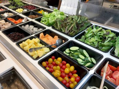 Malzemeler, meyve ve proteinler çeşitli taze ürün yelpazesine sahip Taze salata bar süpermarkette müşterilerinin seçimi için seçeneklerin ekran alanı için belirlenen sebze çeşitli. Kendini al.