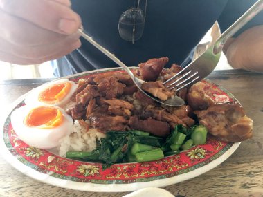 Haşlanmış yumurta ve tatlı sos sosu tarzı çin gıda ile domuz bacağı ile Pirinç masada çanak, Tay gıda. Tayland ünlü gıda