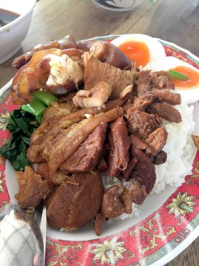 Haşlanmış yumurta ve tatlı sos sosu tarzı çin gıda ile domuz bacağı ile Pirinç masada çanak, Tay gıda. Tayland ünlü gıda