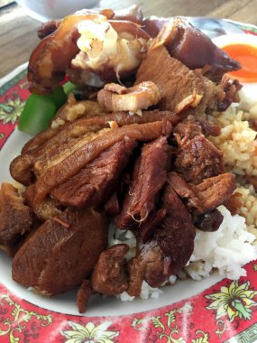 Haşlanmış yumurta ve tatlı sos sosu tarzı çin gıda ile domuz bacağı ile Pirinç masada çanak, Tay gıda. Tayland ünlü gıda