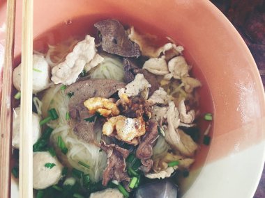 Tay sığır erişte paslanmaz çelik masada Tay tarzı lezzetli tadı kızarmış. Tayland, Tay tarzı gıda malzemelerin birçok türde ile çok lezzetli yerel gıda.