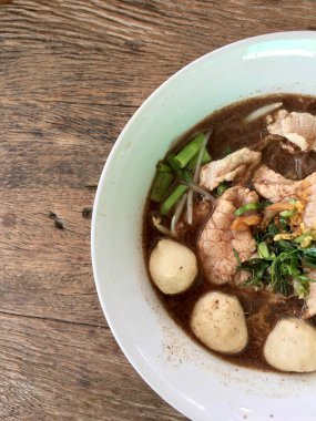 Tay sığır erişte paslanmaz çelik masada Tay tarzı lezzetli tadı kızarmış. Tayland, Tay tarzı gıda malzemelerin birçok türde ile çok lezzetli yerel gıda. Üst tenli ve düz lay