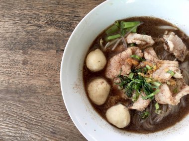 Tay sığır erişte paslanmaz çelik masada Tay tarzı lezzetli tadı kızarmış. Tayland, Tay tarzı gıda malzemelerin birçok türde ile çok lezzetli yerel gıda. Üst tenli ve düz lay