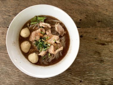 Tay sığır erişte paslanmaz çelik masada Tay tarzı lezzetli tadı kızarmış. Tayland, Tay tarzı gıda malzemelerin birçok türde ile çok lezzetli yerel gıda. Üst tenli ve düz lay