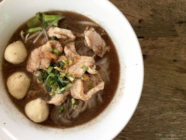 Tay sığır erişte paslanmaz çelik masada Tay tarzı lezzetli tadı kızarmış. Tayland, Tay tarzı gıda malzemelerin birçok türde ile çok lezzetli yerel gıda. Üst tenli ve düz lay