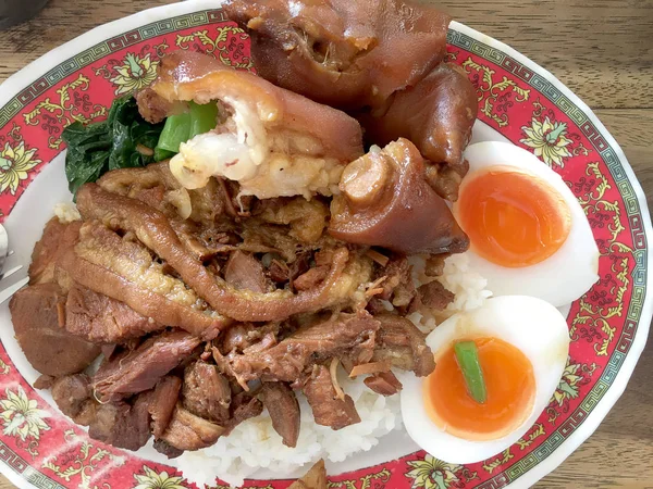 米饭用猪肉腿煮鸡蛋和甜肉酱酱风格的中国菜在餐桌上 泰国菜 泰国著名美食 — 图库照片
