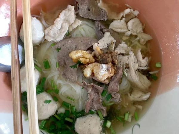 タイの牛肉麺は ステンレステーブルの上にタイ風でおいしい味を煮込みました タイの食材の多くの種類と非常においしい地元の食品 タイスタイルの食品 — ストック写真