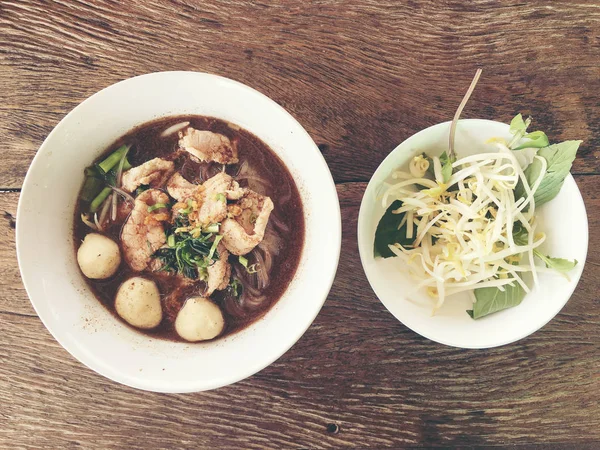 Thaise Rundvlees Noedels Gestoofd Smaak Heerlijk Thaise Stijl Roestvrijstalen Tafel — Stockfoto