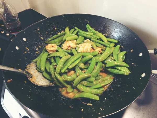 Vegetables Stir Fry Recipe Pea Prawns Shrimps Black Iron Pan — Stock Photo, Image