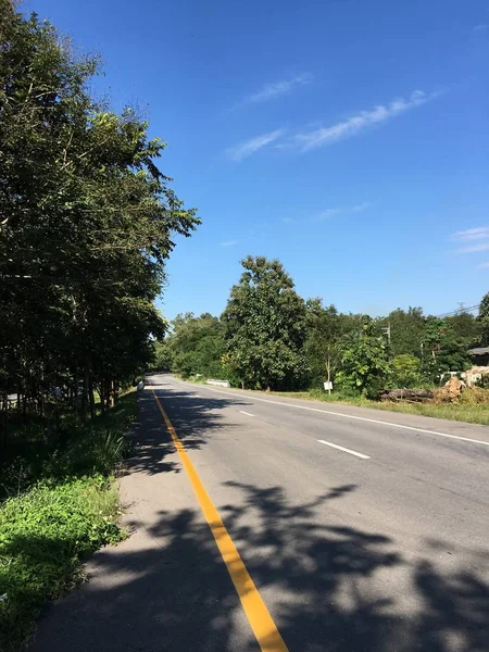 美丽的地方沥青路面在雨季以天然的方式与树木林立 高山交相辉映在泰国北部的背景下 — 图库照片