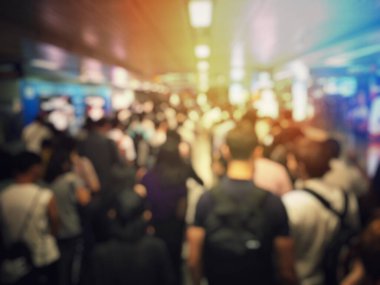 Pazardaki insanların bulanık görüntüsü