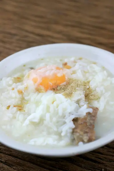 태국의 라이스 수프와 닭고기 돼지고기 달걀과 배경에 바람이 태국식 위에서 — 스톡 사진