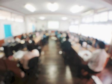 Eðitim konsepti, bilgisayar odasýnda bilgisayar kullanan öðrenci teknolojisinin ve atölyenin bulanýk görüntüsü, çalýþma üniversitesi, ağ iletimi, eðitim konsepti.