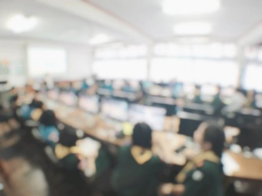 Eðitim konsepti, bilgisayar odasýnda bilgisayar kullanan öðrenci teknolojisinin ve atölyenin bulanýk görüntüsü, çalýþma üniversitesi, ağ iletimi, eðitim konsepti.