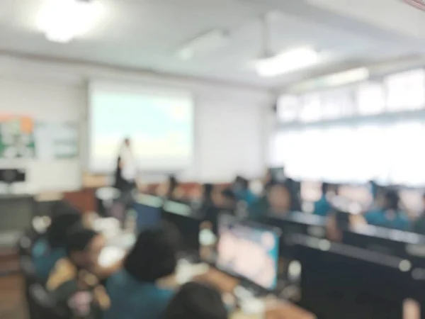 教育概念 学生の学習技術のぼやけたイメージと勉強のための大学の第二のコンピュータ室で一緒にコンピュータを使用してワークショップ ネットワーク通信 トレーニングコンセプト — ストック写真