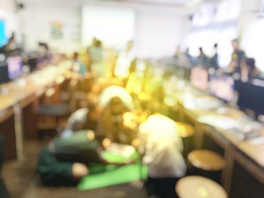 Eðitim konsepti, bilgisayar odasýnda bilgisayar kullanan öðrenci teknolojisinin ve atölyenin bulanýk görüntüsü, çalýþma üniversitesi, ağ iletimi, eðitim konsepti.