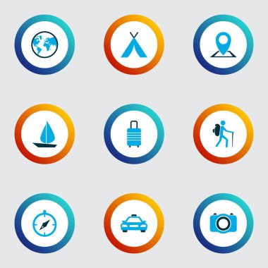 Yolculuk simgeler gezgin, konumu, gezegen ve diğer turistik öğeleri kümesiyle renkte. İzole vektör çizim yolculuk simgeler.