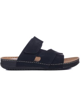 beyaz izole üzerinde mens saldals