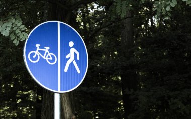 Bisiklet mavi ve lane işareti ağaçlar arka plan ile yürümek