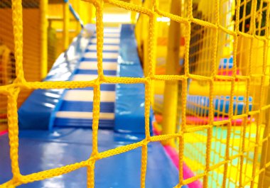 Çocuklar için renkli plastik topları olan kapalı bir oyun alanı