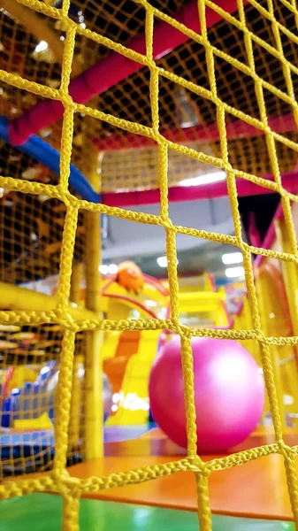 Parque infantil interior con coloridas bolas de plástico para niños — Foto de Stock