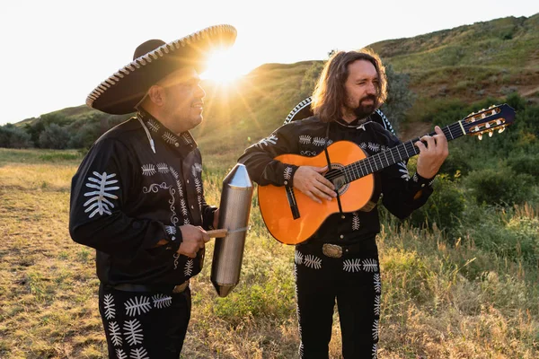 Mexikanska Musiker Mariachi Traditionella Dräkter Solnedgången — Stockfoto