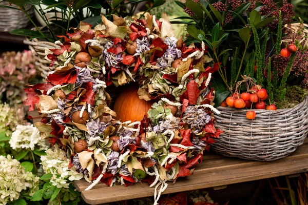 Herbstliche Dekoration mit Kürbissen und Blumen — Stockfoto